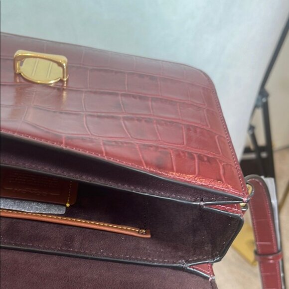 Elegant Burgundy Croc-Embossed Shoulder Bag - Picture 11 of 12